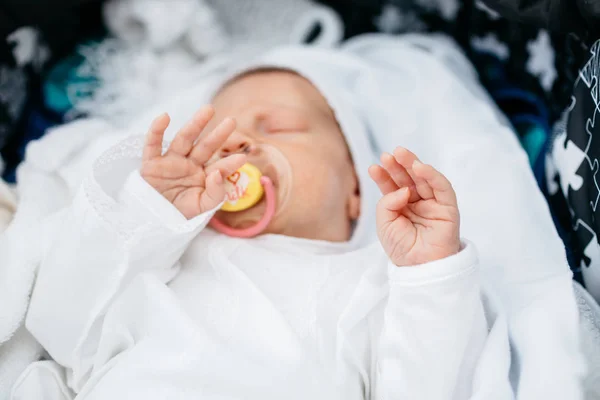 Huzur Içinde Emzik Ile Uyuyan Bir Bebek Bebek — Stok fotoğraf