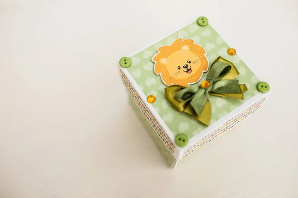 Caixa Presente Com Leão Embrulhado Papel Colorido — Fotografia de Stock