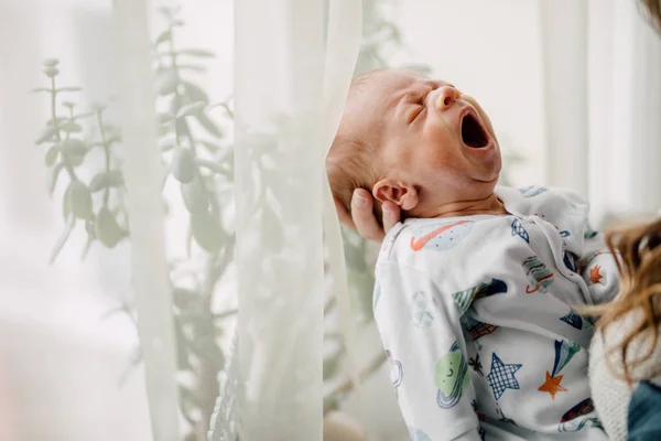 Mutter Mit Ihrem Neugeborenen Hause Mutterschaft — Stockfoto