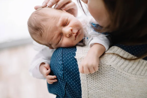 Mutter Mit Ihrem Neugeborenen Hause Mutterschaft — Stockfoto