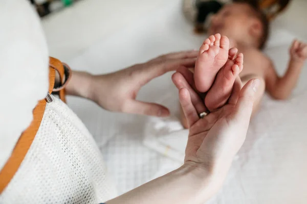 Mamma Med Hennes Nyfödda Baby Hemma Moderskap — Stockfoto