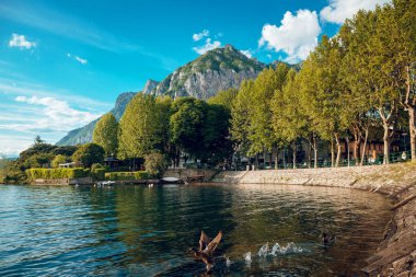 Gün batımı, Como Gölü, Lecco, İtalya'nın şehir manzarası.
