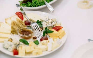 Peynir tabakları masaya servis