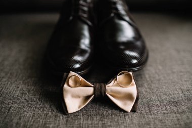 Düğün detayları. Damat aksesuarları. Ayakkabı, yüzük ve papyon