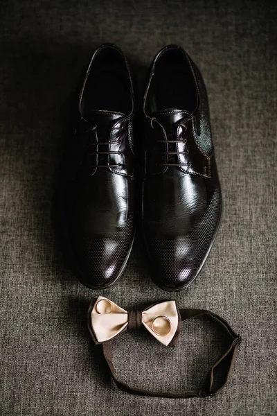 Yay ile deri ayakkabı — Stok fotoğraf