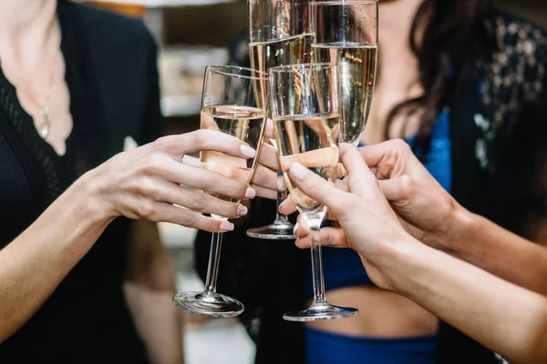 Filles souriantes posant avec du vin blanc — Photo