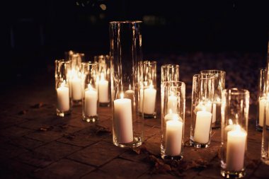 Cam vazo hippi tarzı düğün katta üzerinde çok mum