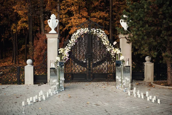 Arco Con Flores Velas Para Ceremonia Boda —  Fotos de Stock