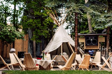 yaz yeşil bahçesinde hazırlanan doğum günü tablo