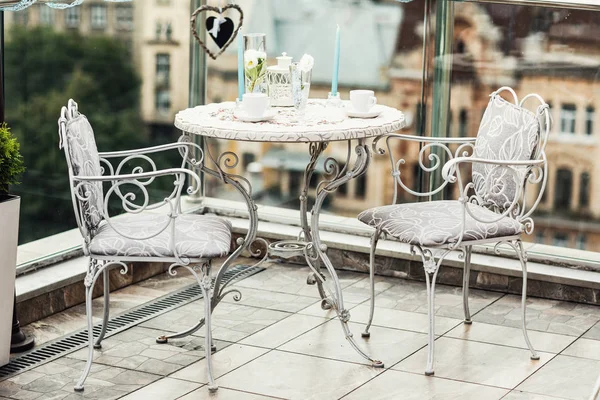 Table Décorée Servie Pour Deux Sur Terrasse — Photo