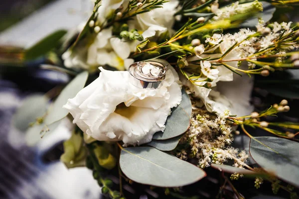 Anéis Casamento Ouro Buquê Flores Brancas — Fotografia de Stock