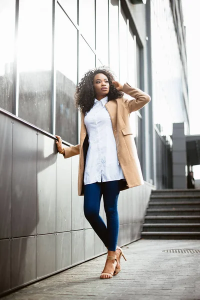 Szép Afro Amerikai Pózol Város Elegáns Kabát — Stock Fotó