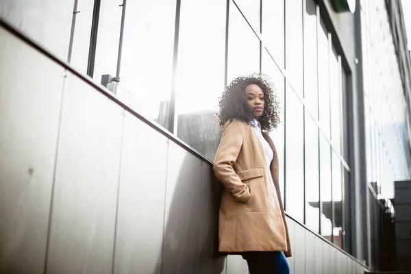 Beautiful African American Woman Stylish Coat Posing City — Stock Photo, Image