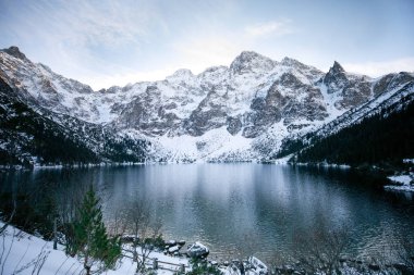 Kış karla kaplı dağ gölü, Rusya, Sibirya, Altay Dağları, Chuya ridge.