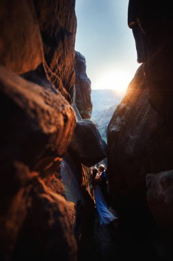 Muhteşem düğün çift öpüşme ve orman büyük kayalar ile sarılma