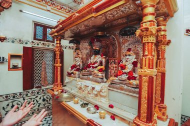 Şaşırtıcı hindu düğün töreni. Geleneksel Hint düğünü ayrıntıları. Hindu Düğün aksesuarları dekore edilmiş. Hint Evlilik gelenekleri.