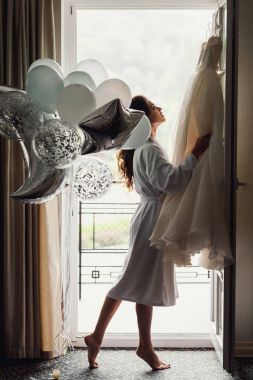 şık güzel gelin poz ve gelinlik arka camda holding