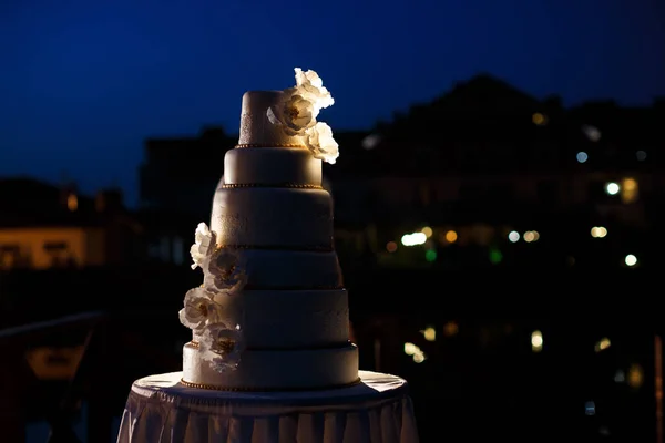美しいウェディングケーキ ケーキの終わりと背景のぼやけ 選択的な焦点 — ストック写真