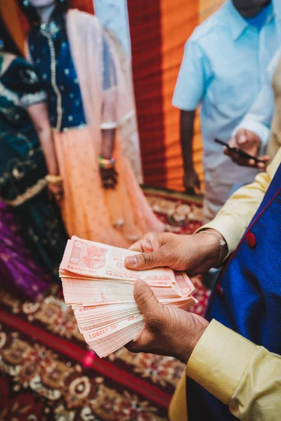 Händerna Man Som Håller Indiska Pengar — Stockfoto