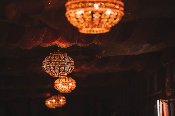 Kleurrijke Wazig Glanzende Achtergrond Van Verlichte Mooie Verlichting Lampen Close — Stockfoto