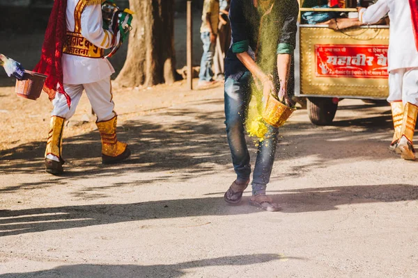 Ινδικό Νέοι Άνθρωποι Γιορτάζουν Holi Φεστιβάλ Χρώμα — Φωτογραφία Αρχείου