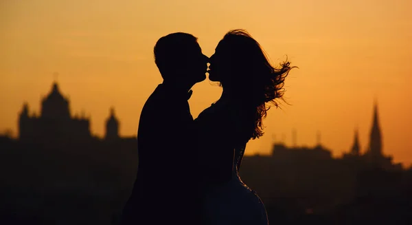 Летнее Солнце Светит Над Потрясающей Свадебной Парой Гуляющей Одиноком Грузинском — стоковое фото