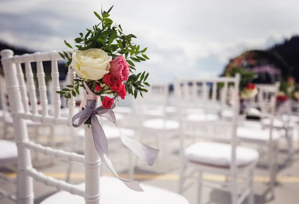 Różowe Bukiety Związany Lin Które Zwisają Białe Krzesła — Zdjęcie stockowe