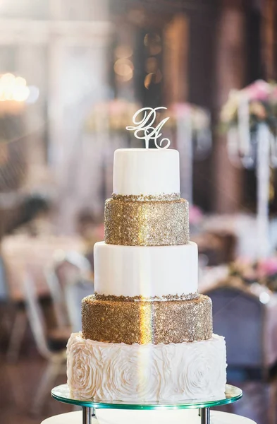 美しいウェディングケーキ ケーキの終わりと背景のぼやけ 選択的な焦点 — ストック写真