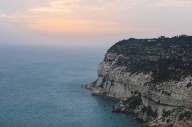 Mavi deniz dokunmadan dağlar, kıyıdan bakmak