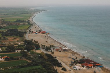 Antik Amathus şehir ve Akrotiri Limassol, Kıbrıs için tepe üzerinden defne bir görünümüne kalır