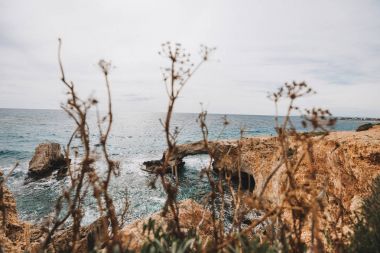 Taş kemer Ayia Napa Kıbrıs Adası yakın turkuaz deniz suyu ile