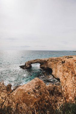 Taş kemer Ayia Napa Kıbrıs Adası yakın turkuaz deniz suyu ile