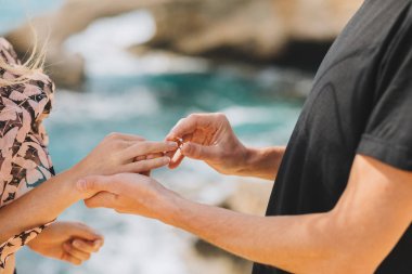 damat nikah yüzüğü sevgili eşi yandan giyer.