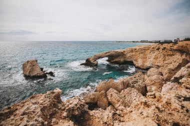 Ayia Napa, Cavo Greco ve Protaras Kıbrıs Adası, Akdeniz'in güzel doğal taş kemer yakınındaki. Efsanevi köprü severler.