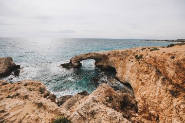 Ayia Napa, Cavo Greco ve Protaras Kıbrıs Adası, Akdeniz'in güzel doğal taş kemer yakınındaki. Efsanevi köprü severler.
