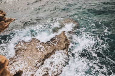 Rock kayalıklarla ve masmavi deniz suyu Cavo Greko Yarımadası, Kıbrıs Adası yakınlarında