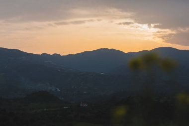 Güneşin doğuşuyla dağlarda güzel bir yaz manzarası
