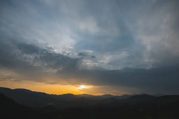Hermoso Paisaje Verano Las Montañas Con Sol Amanecer —  Fotos de Stock