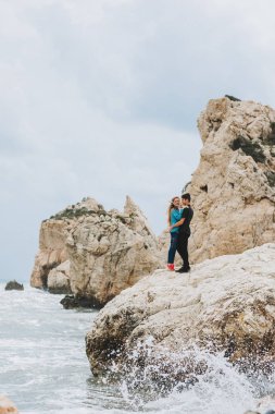Ayia Napa yakınındaki güneş battıktan sonra köprü severler. Kıbrıs