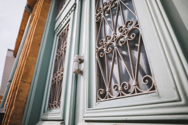  Evin zemin üzerine Kıbrıs penceresiyle