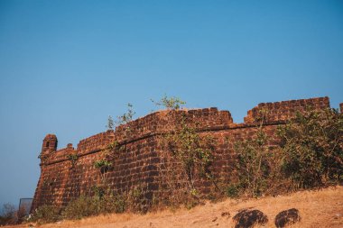 Arka plan eski kale duvarında