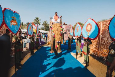 Caparison ayakta Ernakulam Kerala, Hindistan geleneksel tören için tapınak Festivali geçit için Hint erkek fil altın kaplama.