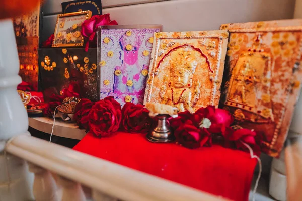 花とテーブルの上のインドの神々 — ストック写真