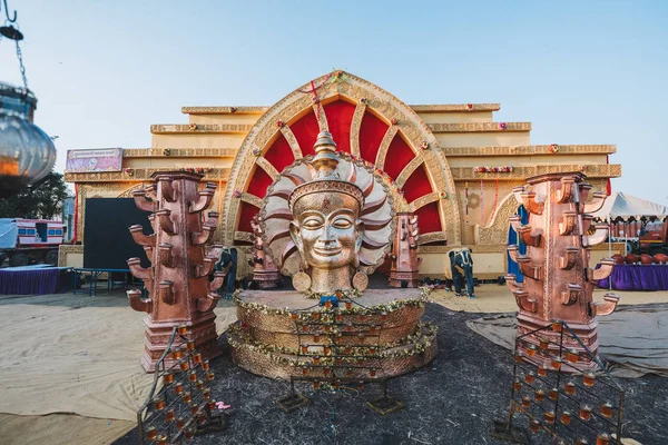 Buda Estatua Oro Cerca Durante Ritual Noche — Foto de Stock