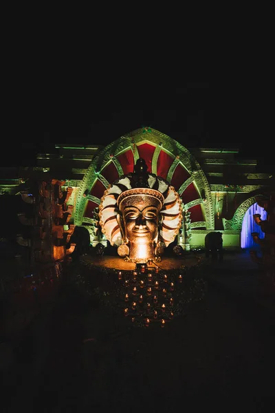 Buddha Goldstatue Nahaufnahme Während Eines Rituals Der Nacht — Stockfoto