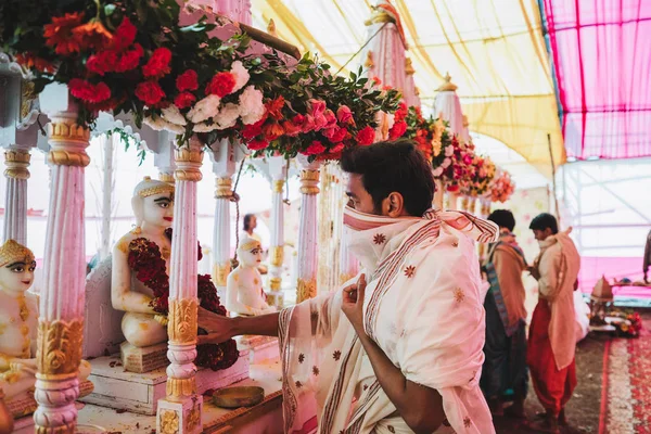 Buddhistiska Personer Framför Gyllene Buddha Statyer Indien — Stockfoto