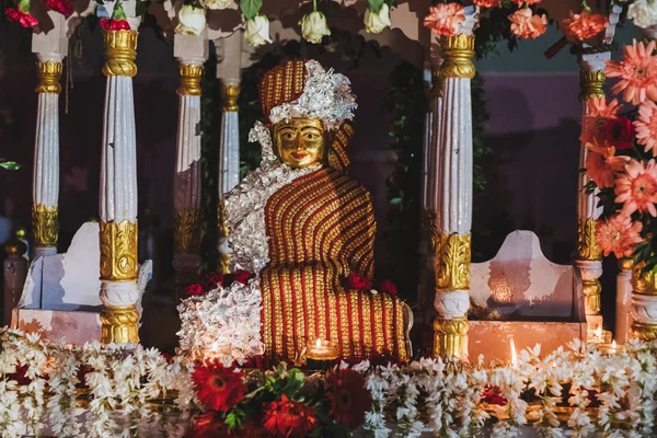 Монастырский Алтарь Божествами Падмасамбхавы Статуя Будды Индии — стоковое фото