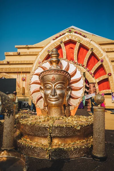 Buda Estatua Oro Cerca Durante Ritual Noche — Foto de Stock