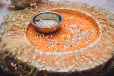 inci boncuk ve düğün arka planda turuncu pirinç