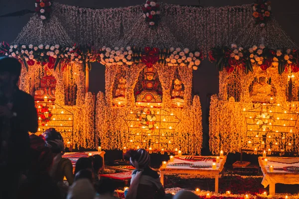 Βουδιστική Άνθρωποι Προσεύχονται Μπροστά Χρυσά Αγάλματα Του Βούδα Στην Ινδία — Φωτογραφία Αρχείου